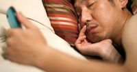 6. Ponsel menjadi teman tidur sepanjang malam