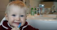 Menyikat Gigi Membersihkan Gusi Bayi