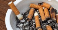 5. Jika Mama adalah seorang perokok, maka hentikanlah kebiasaan satu ini 