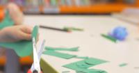 3. Menempel kertas warna-warni