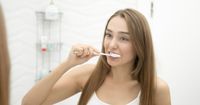 1. Hindari memasukkan sikat gigi terlalu dalam ke mulut