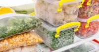 2. Simpan makanan mudah rusak dalam lemari es