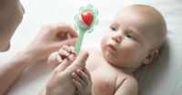 Manfaat Mainan Kerincingan Perkembangan Bayi