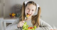 6. Membiasakan anak mengonsumsi makanan bernutrisi 