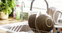 5. Bersihkan area cuci piring