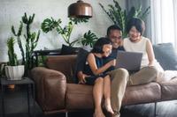1. Mengganti film mendidik Si Kecil