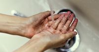 1. Memastikan selalu cuci tangan