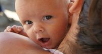 5 Kebiasaan Bercanda Orangtua Membahayakan Kesehatan Bayi