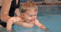 Tips Aman Nyaman Mengajak Bayi Berenang Kolam Renang Umum