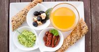 5. Beri makanan rasa unik