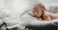 Perkembangan Bayi Usia 2 Bulan 2 Minggu: Semua Benda Masuk Mulutnya!