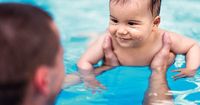 4. Beberapa cara bisa dilakukan menjaga keselamatan bayi saat berenang