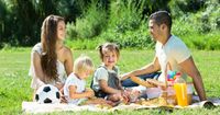 6. Menikmati waktu makan bersama keluarga