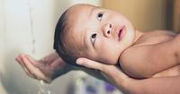 2. Mandikan bayi air hangat