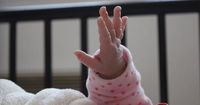 1. Penyebab bayi lahir tanpa tangan Prancis