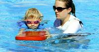 5. Bermain air papan renang