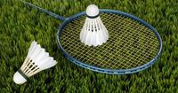 3. Bermain badminton