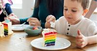 5. Mengajarkan anak menggunakan alat makan