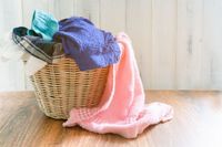 2. Balik pakaian sebelum dicuci