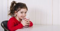 5 Tips Seru Agar Anak Mau Minum Air Putih Lebih Banyak