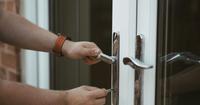 5. Mengetuk pintu sebelum masuk
