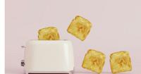 7. Bread crumbs renyah bisa menjadi mainan tekstur bagi anak