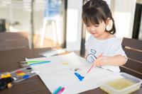 3. Ajak Si Kecil menggambar mewarnai