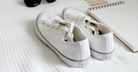 5. Sneakers putih