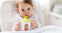 Tahapan Melatih Bayi Minum Menggunakan Gelas