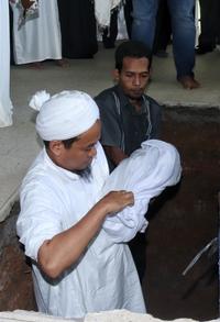 5. Jenazah dikebumikan Karanganyar