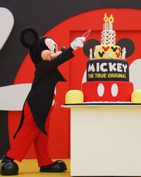 Rayakan Ulang Tahun Ke-90 Tahun, Mickey Mouse Parade Bundaran HI