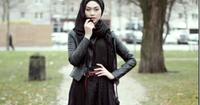 3. Kenakan leather jacket