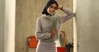 4. Hangatkan badan sweater