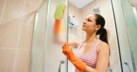 5. Rutin mengelap dinding kamar mandi