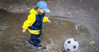 Anak Mandi Hujan Manfaat, Risiko Tips agar Tidak Sakit