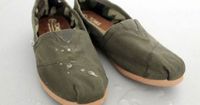 1. Buat sepatumu menjadi waterproof musim hujan