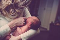 Mengapa Harus Membersihkan Mulut Bayi