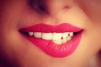 7. Gigit bibir