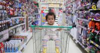 Ini Ma, Tips Agar Bayi Tidak Rewel saat Diajak Jalan-jalan ke Mall