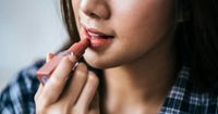 6. Menggunakan lipstick warna natural