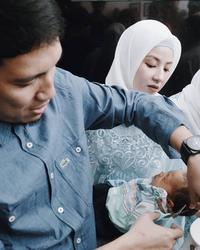 3. Papa memotong rambut Miguel