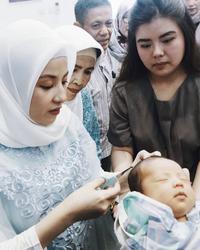 5. Kini, giliran Mama memotong rambut Miguel