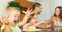 4. Membedakan menu makanan anak orang tua