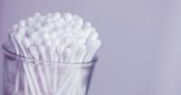 2. Hindarkan cotton bud dari jangkauan anak