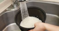 4. Gunakan air panas saat memasak nasi