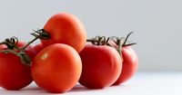 3. Selain basmi jerawat, tomat mampu hilangkan beruntusan