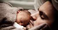 2. Temukan cara Papa sendiri dalam menggendong bayi