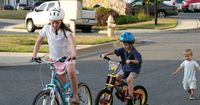 5. Pastikan keamanan anak saat bersepeda