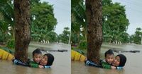 2. Seorang nenek bersama cucu terjebak saat banjir