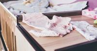 1. Lepaskan pakaian anak